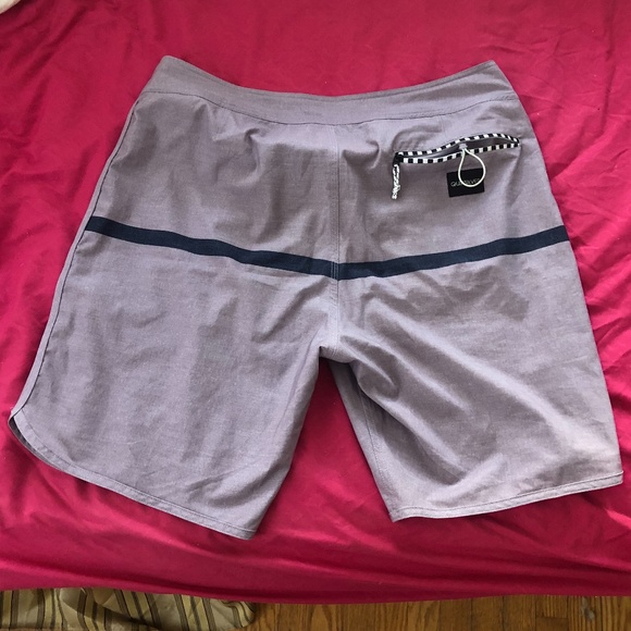 Quiksilver board shorts 36 - Picture 2 of 6